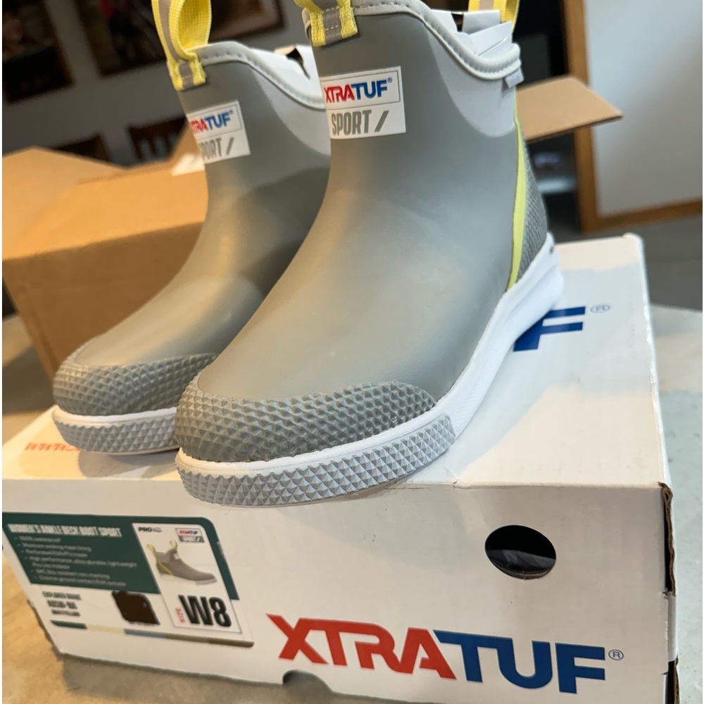 Xtratuf women’s size 8